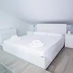 Mansarda In Centro - Relax A Due Passi Dal Maggiore * ルイーノ
