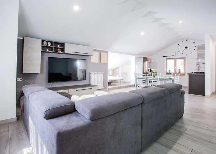 Mansarda In Centro - Relax A Due Passi Dal Maggiore Daire Luino